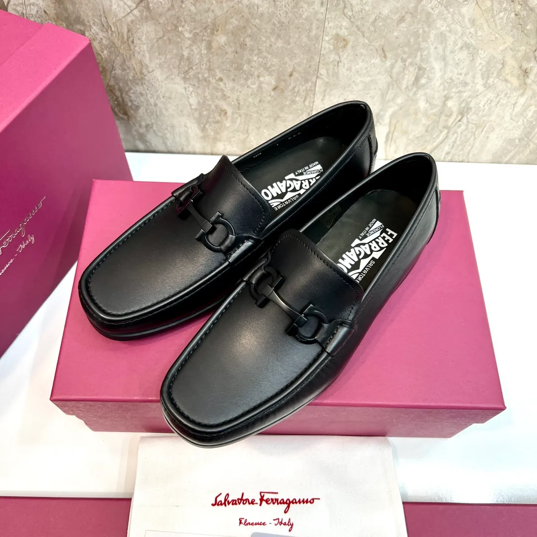 Original quality P780 Brand: Ferragamo Standard size: Men's size 39–44 (38.45 can be customized) Grade: Same style as the official website High-quality men's shoes Material: Customized first-layer calfskin with water-dyed cowhide lining Cowhide tiptoe Original non-slip and wear-resistant rubber outsole Style category: Men's formal business leather shoes are young and fashionable European and American trends British style Casual matching and comfortable feet Color: actual picture